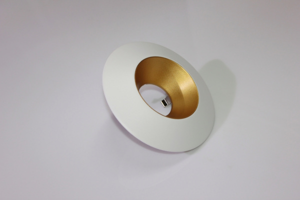 Накладное декоративное кольцо (белое/золото) в светильник серии ROUND-OUT-02/03 and ROUND-IN-03/04 фото 1